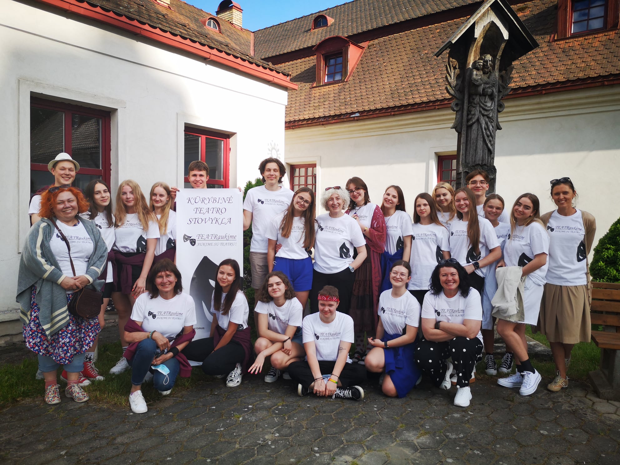 Jaunieji „Vaivorykštės“ aktoriai dalyvavo stovykloje „TEATRaukime“ Troškūnuose