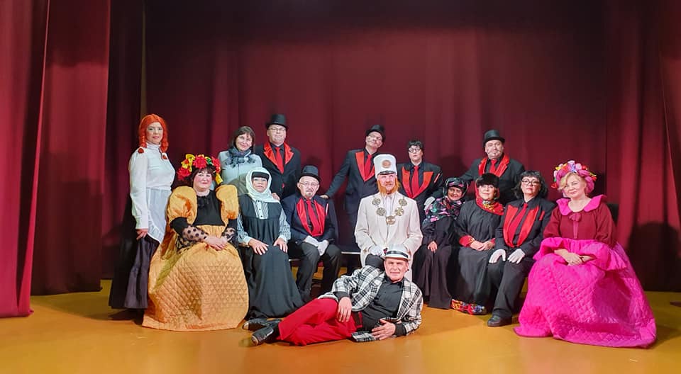 Teatras „Pakeleivis“ savo naujausią spektaklį „Revizorius“ pristatė Viešvilės gyventojams
