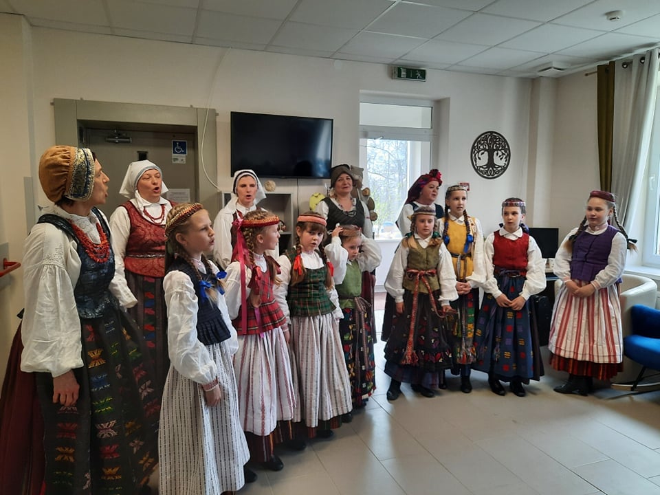 Folkloro grupės „Imsrė“ ir „Imsriukai“ svečiavosi Eržvilko globos namuose
