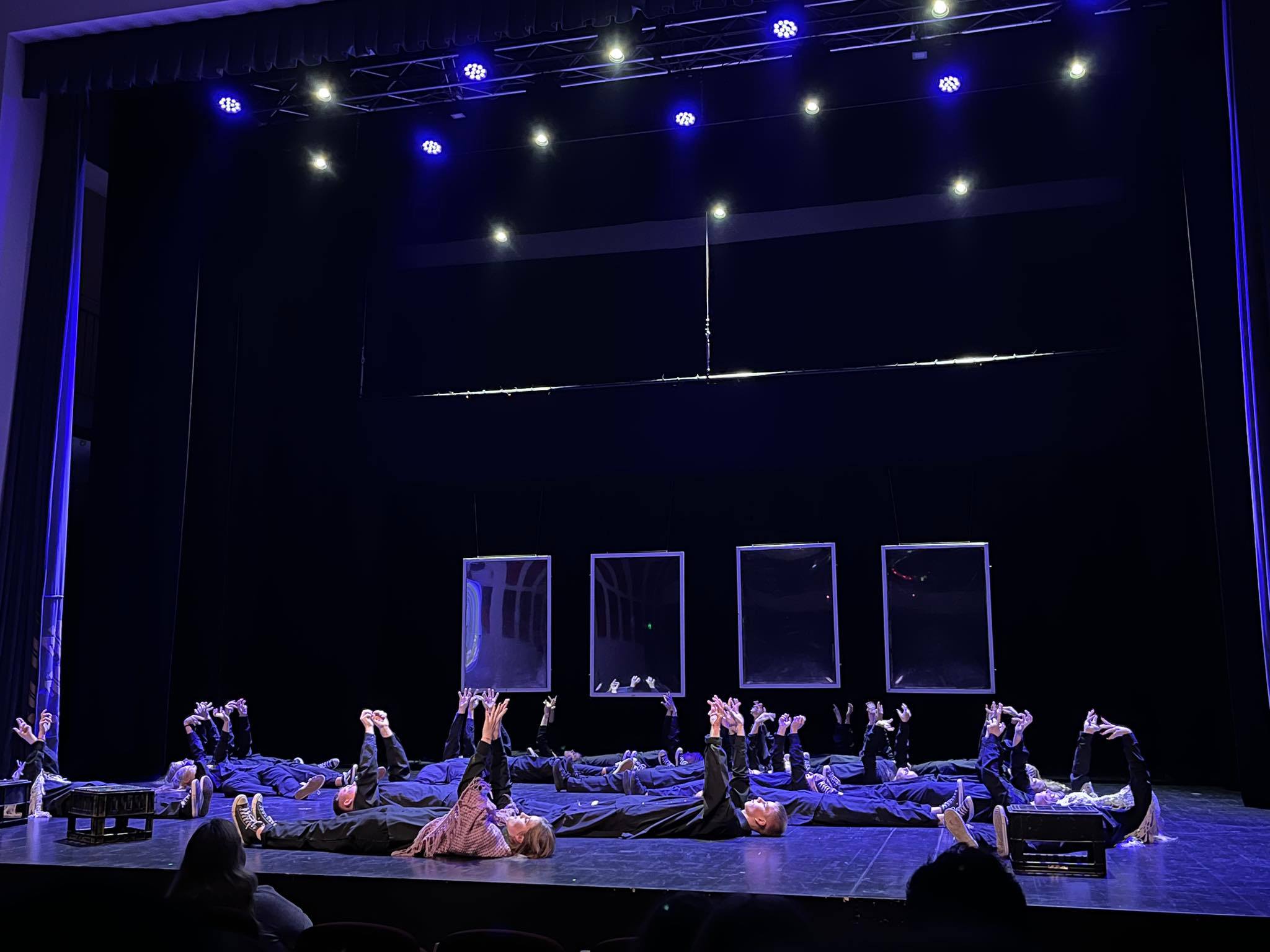 „Vaivorykštės“ teatras savo spektaklį pristatė Šakiuose