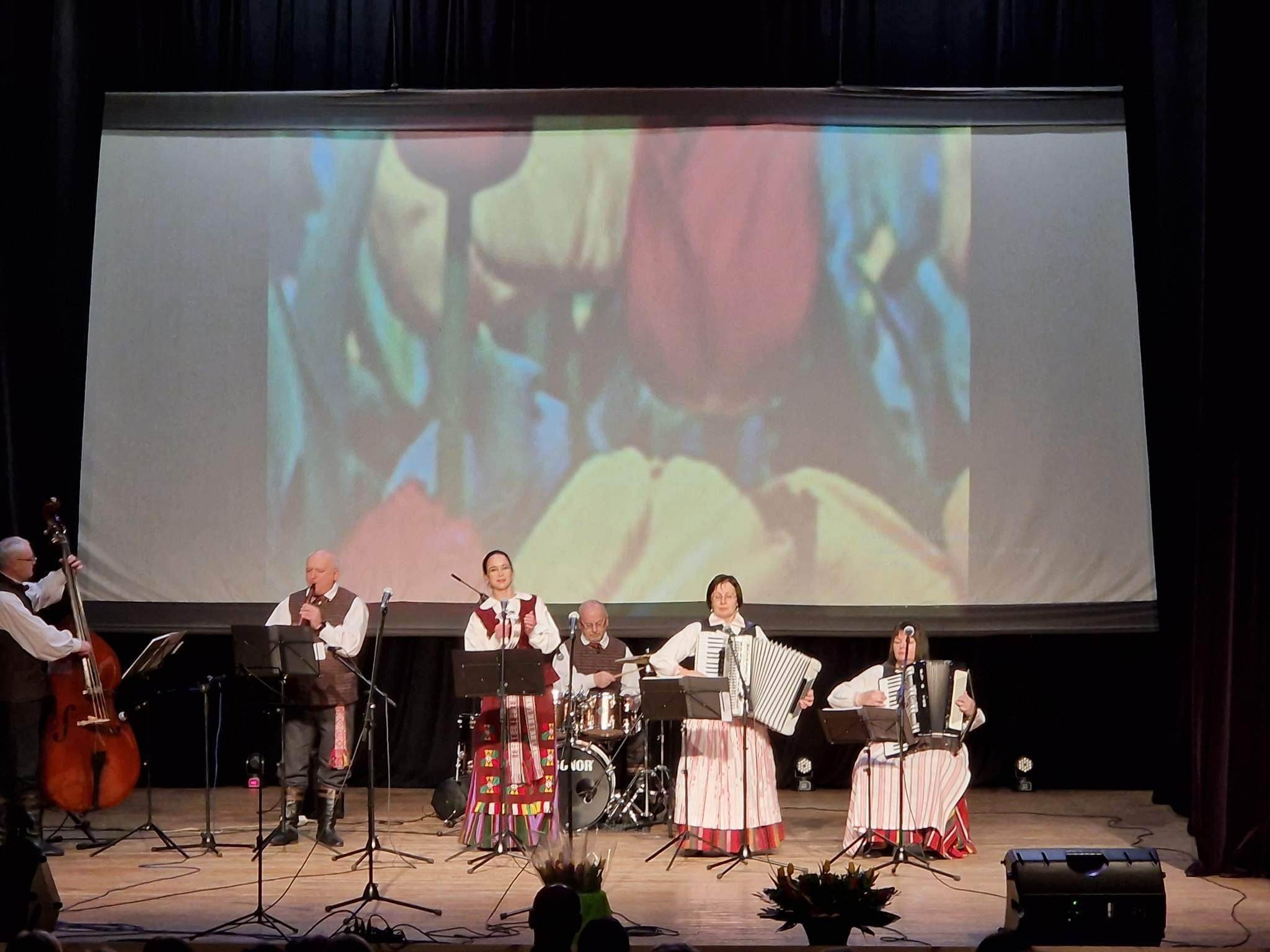 Liaudiška kapela „Mituva“ koncertavo Griškabūdyje