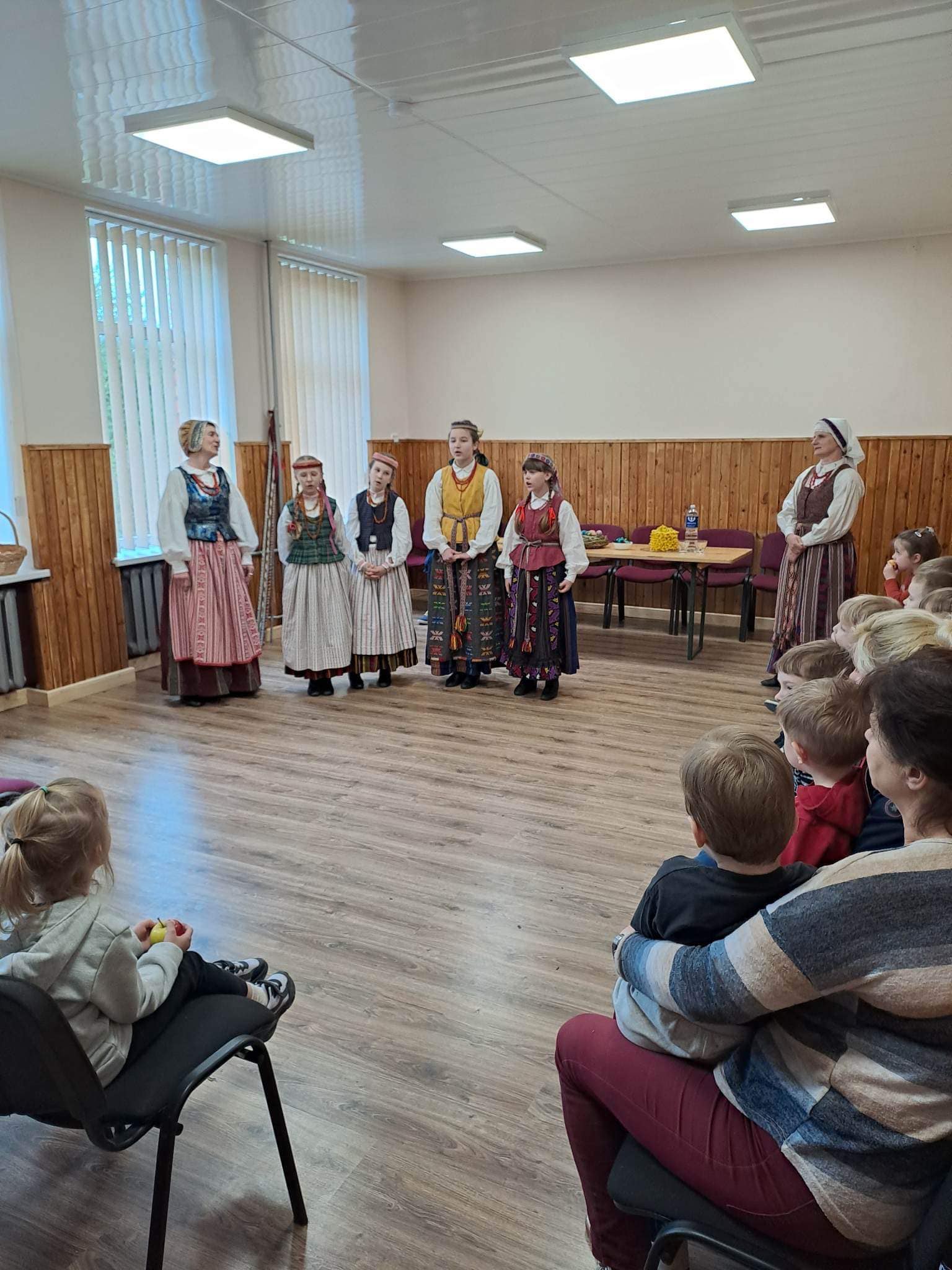 Atvelykio tradicijas folkloro dainininkės pristatė Rotulių bendruomenei