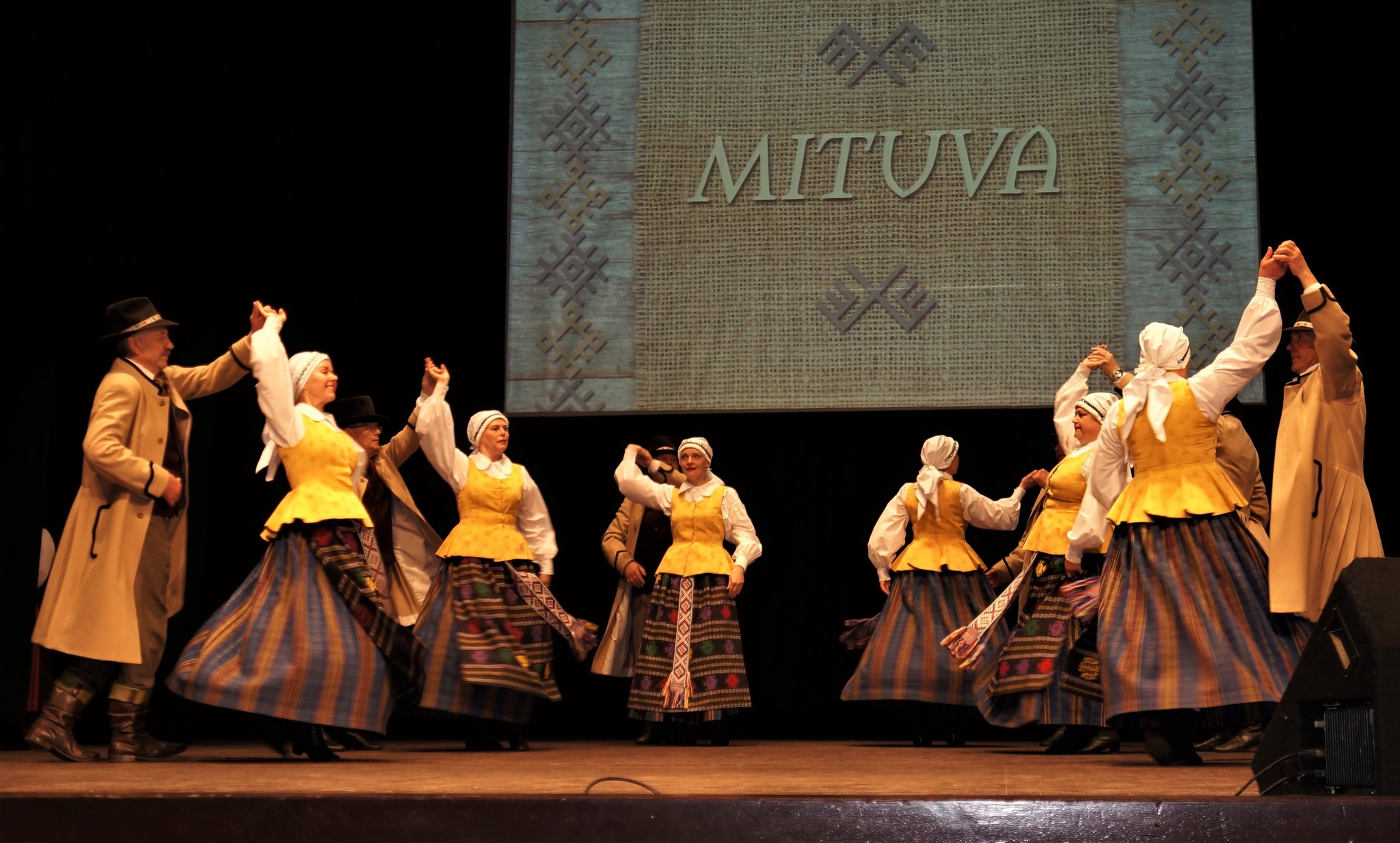 Vyresniųjų liaudiškų šokių grupė „Mituva“ savo šokius pristatė Kretingoje